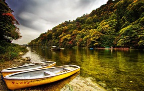 Желтые лодки у берега реки в Китае