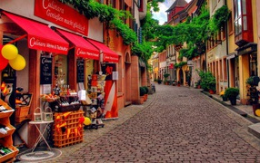 Улица с магазинами в городе в Германии