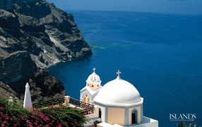 Церковь над морем в Греции