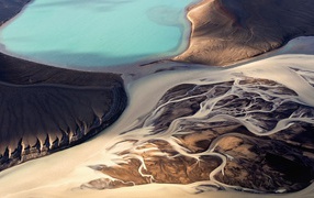 Суровый пейзаж в Исландии