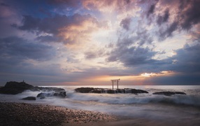 Японская арка на берегу моря