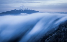 Туман стекает по склону горы, Япония