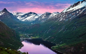 Озеро среди гор в Норвегии
