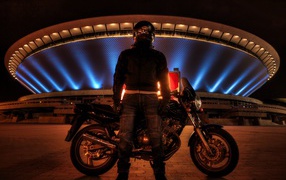 Мотоциклист на фоне стадиона в Катовице