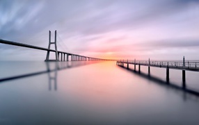 Мост через залив в Португалии