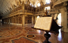 Старинная книга в библиотеке, Португалия