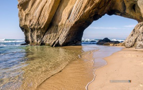 Скала на пляже, Португалия