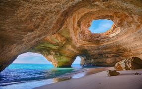 Необычная скала у берега, Португалия