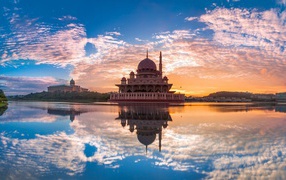Красивый храм в Малайзии