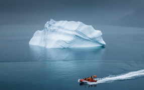Motorboat at the iceberg in the Arctic