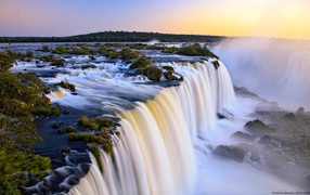 Бурный водопад в Аргентине