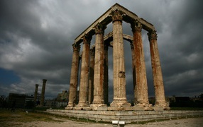 Остатки колонн древнего храма