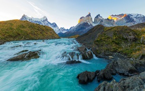 Река в национальном парке Торрес-дель-Пайне, Чили