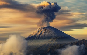 Семеру - самый высокий вулкан на острове Ява в Индонезии