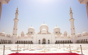 Двор белой мечети с золотыми минаретами