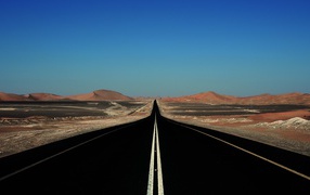 Прямая автострада через пустыню