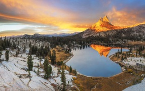Золотая скала над озером, Калифорния