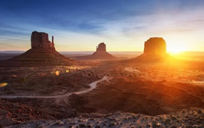 Восход солнца в Долине монументов