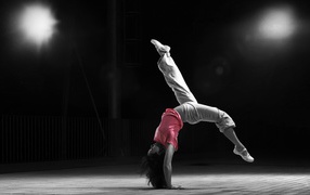 Спортивная девушка стоит на руках