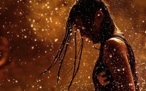 Девушка спортсменка среди капель дождя