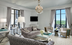 Большой зал с люстрой