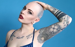 Остриженная налысо девушка с тату