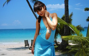 Модель Ванесса Хадженс в голубом платье