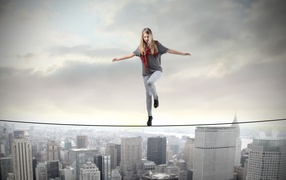 Девушка акробат идет по канату