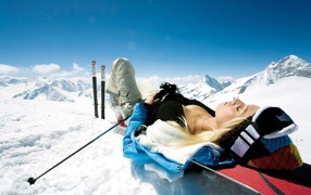 Skier lay down to rest on the snow