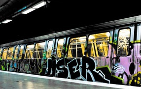 Поезд метро раскрашен граффити