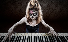 Татуированная девушка играет на пианино