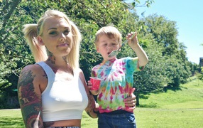 Татуированная девушка с ребенком