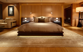 Кровать на большом ковре