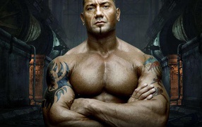 Мускулистый мужчина с татуировками