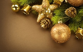 Золотые украшения на Новый год 2017