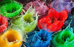 Разноцветные брызги воды в стаканах