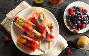 Мороженое на палочке с ягодами и фруктами