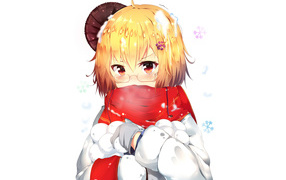 Девушка аниме со снежками в руках на белом фоне