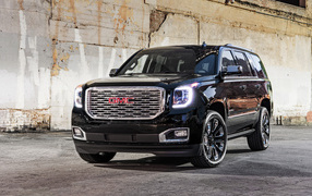 Большой внедорожник GMC Yukon Denali Ultimate Black, 2018
