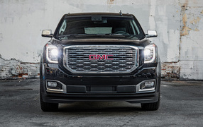 Черный автомобиль GMC Yukon Denali Ultimate, 2018 вид спереди