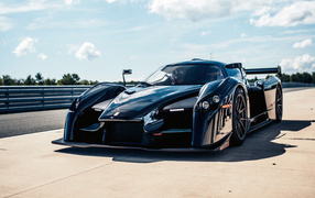 Черный быстрый спортивный автомобиль SCG 003CS на фоне голубого неба