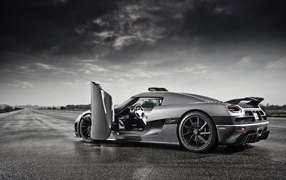 Гиперкар Koenigsegg Agera на трассе под пасмурным небом 