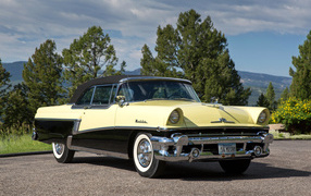 Ретро автомобиль Mercury Montclair Convertible 1956 года