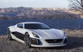 Спорткар  Rimac Concept One на фоне гор 