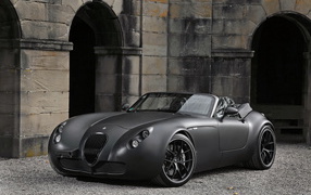 Стильный серебристый автомобиль Wiesmann GT MF5 
