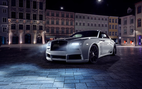 Стильный белый автомобиль Rolls-Royce Wraith вечером