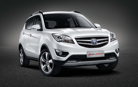 Белый китайский автомобиль Changan CS35