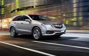 Серебристый внедорожник Acura RDX, 2018 на скорости