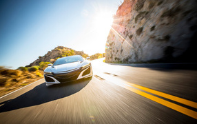 Спортивный автомобиль Acura NSX, 2017  на трассе под солнцем