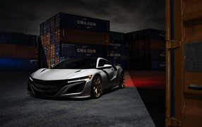 Белый спортивный автомобиль Acura NSX  в порту